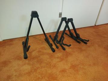 Gitaarstandaard (2x) beschikbaar voor biedingen
