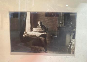 Oude Foto: Man Leest Krant gesigneerd Julien Coulon beschikbaar voor biedingen