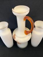Antiek kan en vazen ​​van melkglas, Ophalen of Verzenden