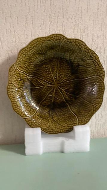 Serveerschaal met schoteltjes beschikbaar voor biedingen