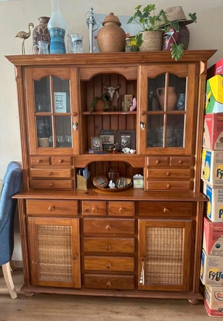 Houten buffetkast met rotan deuren en veel opbergruimte, Huis en Inrichting, Kasten | Buffetkasten, Zo goed als nieuw, 200 cm of meer