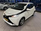 Toyota Aygo 1.0 VVT-i x-play Eerste Eig NAVI Achter uit rij, Auto's, Euro 5, 4 stoelen, Wit, Origineel Nederlands