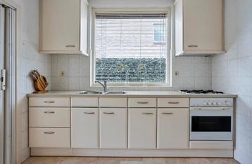 Gratis oude keuken, wat gedateerd maar nog helemaal goed beschikbaar voor biedingen