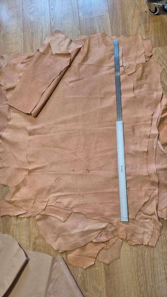 18 Leren Huiden en Voering leer - Diverse KOOPJE!, Hobby en Vrije tijd, Stoffen en Lappen, Nieuw, Leer of Kunstleer, 30 tot 120 cm