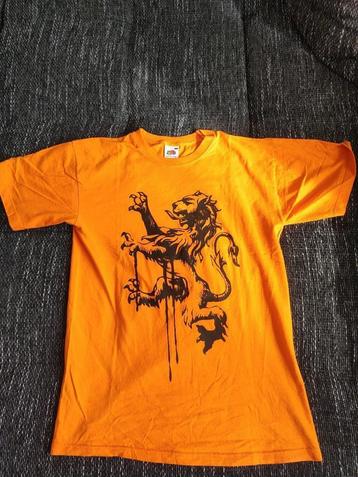 Oranje T-shirt met leeuw beschikbaar voor biedingen