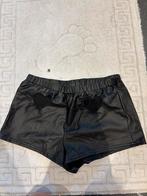 Korte leren broek met hartjes maat xs/s, Kleding | Dames, Kort, Zwart, Ophalen of Verzenden, Zo goed als nieuw