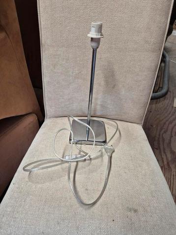 Stijlvolle staande lamp met zilveren poot beschikbaar voor biedingen