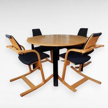 Set uitschuifbare tafel en 4 Stokke Actulum stoelen beschikbaar voor biedingen