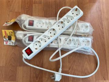 3 splinternieuwe witte stopcontacten geaard verlengsnoer beschikbaar voor biedingen
