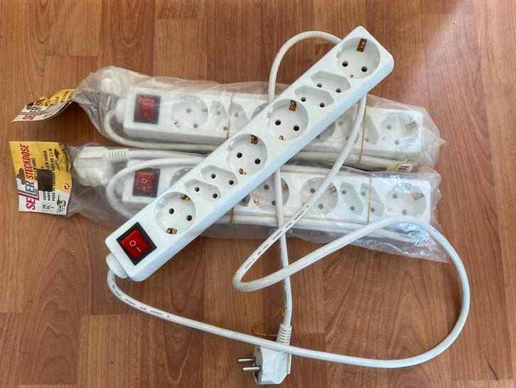 3 splinternieuwe witte stopcontacten geaard verlengsnoer, Computers en Software, Pc- en Netwerkkabels, Zo goed als nieuw, Ophalen of Verzenden