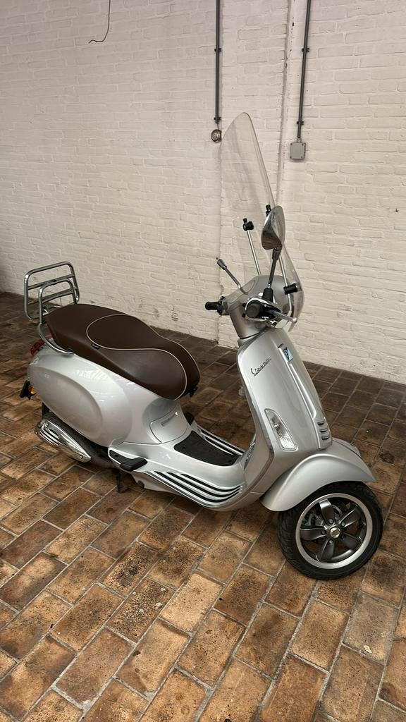Vespa Primavera 70 years edition (2017), Fietsen en Brommers, Scooters | Vespa, Gebruikt, Overige modellen, Maximaal 25 km/u, Benzine