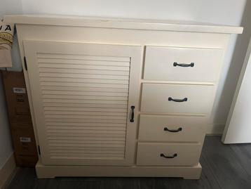 Crème kleurige commode met louvre deur beschikbaar voor biedingen