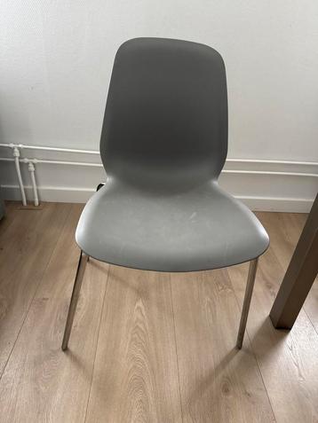 Grijze Stoel - Stijlvol en Comfortabel beschikbaar voor biedingen