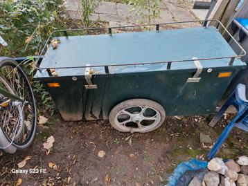 Fietskar met brommerbanden beschikbaar voor biedingen