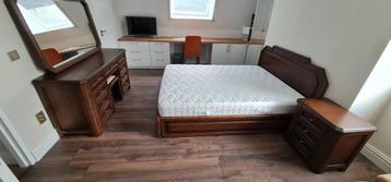 Volledige en hoogwaardige slaapkamer set – massief hout beschikbaar voor biedingen
