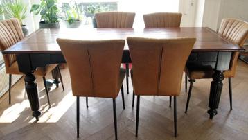 Eettafel van kersenhout met 6 stoelen beschikbaar voor biedingen