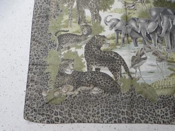 prachtige sjaal met dierenafbeeldingen beschikbaar voor biedingen