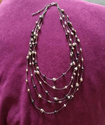 Elegante ketting met meerdere strengen beschikbaar voor biedingen