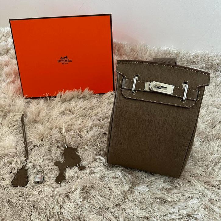 Hermes hac sac a dos PM taupe leder rugtas schoudertas, Sieraden, Tassen en Uiterlijk, Tassen | Schoudertassen, Nieuw, Overige kleuren