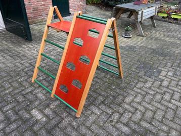 Houten speeltoestel beschikbaar voor biedingen