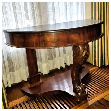 Antieke halfronde tafel beschikbaar voor biedingen