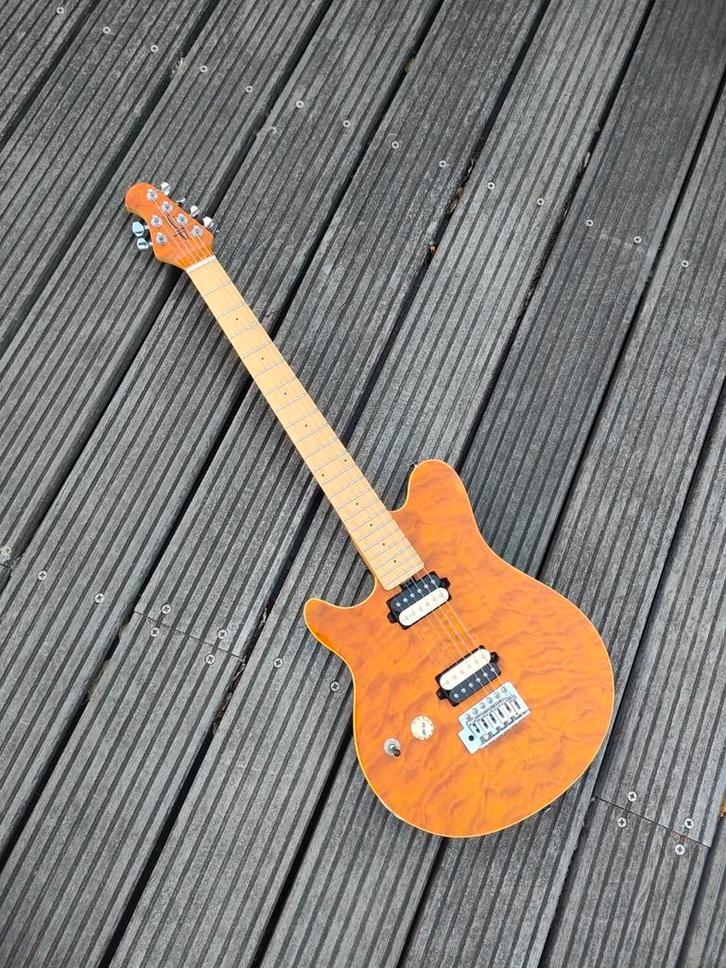 OLP Axis Music Man Van Halen linkshandige gitaar, Muziek en Instrumenten, Snaarinstrumenten | Gitaren | Bas, Zo goed als nieuw