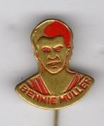 Speldje BENNIE MULLER AJAX AMSTERDAM ROOD (A10), Verzamelen, Speldjes, Pins en Buttons, Verzenden, Gebruikt, Overige onderwerpen