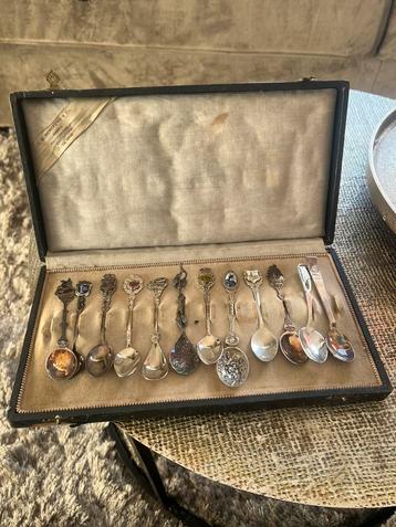 Antieke theelepels in doos beschikbaar voor biedingen