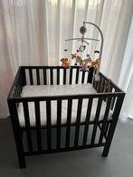 Zwarte babybox nieuw + nieuw matras en muziekmobiel, Kinderen en Baby's, Boxen, Ophalen, Nieuw, Rechthoekig, In hoogte verstelbaar
