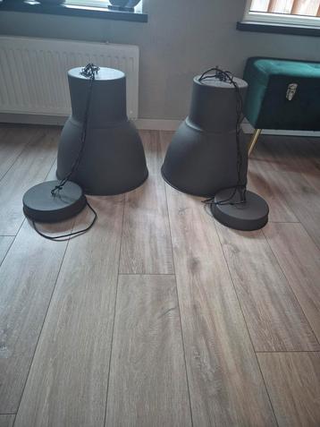 2x hektar lamp 47cm doorsnede beschikbaar voor biedingen