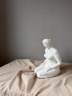 Vintage chamotte wit beeld knielende vrouw h21cm, Verzamelen, Beelden en Beeldjes, Ophalen of Verzenden, Zo goed als nieuw, Mens