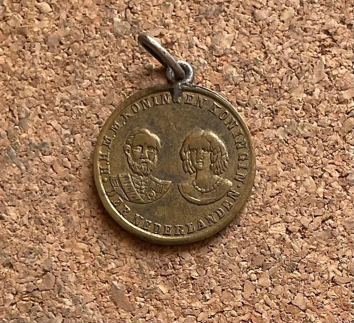 Hanger Medaille - 25 JARIG KRONINGSFEEST WILLEM III 1874, Postzegels en Munten, Penningen en Medailles, Overige materialen, Nederland