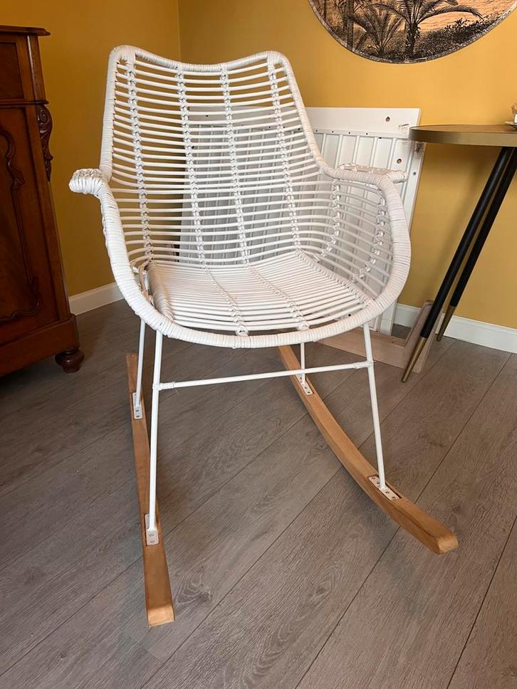 Witte Schommelstoel ideaal voor op de kinderkamer, Huis en Inrichting, Fauteuils, Zo goed als nieuw, Hout, 50 tot 75 cm, 75 tot 100 cm