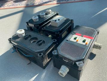 Oud elektra. Bakeliet beschikbaar voor biedingen