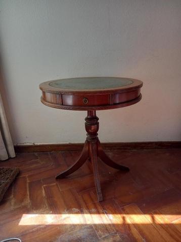 Antieke mahonie bijzettafel beschikbaar voor biedingen