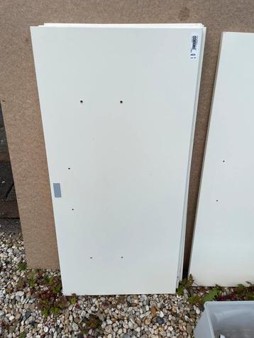 GRATIS witte planken IKEA en hardboard  beschikbaar voor biedingen