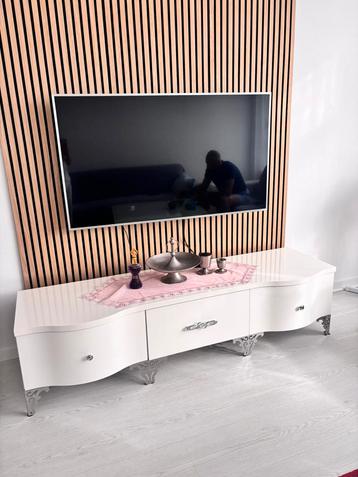 Televisiekast beschikbaar voor biedingen