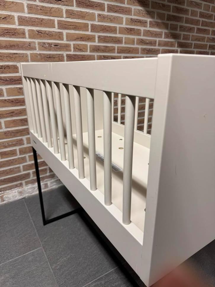 Kidsmill Wieg + Airosleep Matras & Topper + Sluier, Kinderen en Baby's, Babywiegjes en Ledikanten, Zo goed als nieuw, Wieg, Ophalen