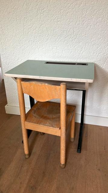 Vintage kinderbureautje met stoel beschikbaar voor biedingen