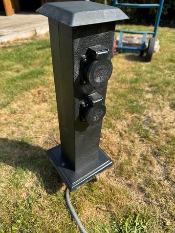 Buitenstopcontact op zuil zwart - 4 stopcontacten IP44 beschikbaar voor biedingen