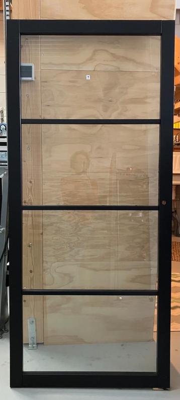 Zwarte moderne binnendeur met glas plus kozijn beschikbaar voor biedingen