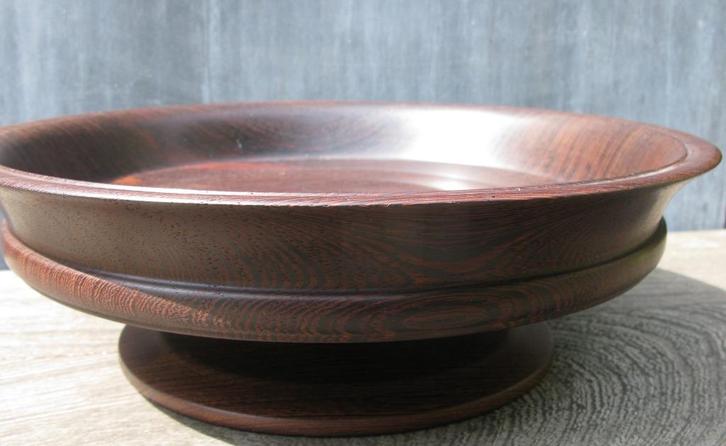SCHAAL OP VOET MASSIEF WENGE 1960 HANDGEDRAAID, Antiek en Kunst, Kunst | Designobjecten, Ophalen of Verzenden