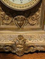 Antieke bronzen tafel klok. 39 cm hoog. €50., Antiek en Kunst, Ophalen