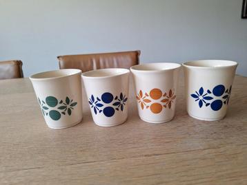 4 vintage bekers  beschikbaar voor biedingen