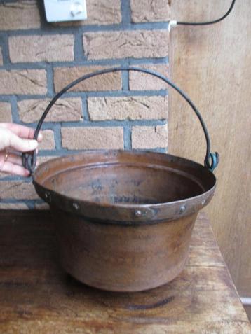 antieke rood koperen ketel met hand geslagen rand. dia 36cm beschikbaar voor biedingen
