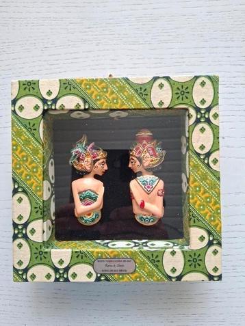 Javaanse vitrine met daarin Rama & Shinta/ Batik omlijsting  beschikbaar voor biedingen