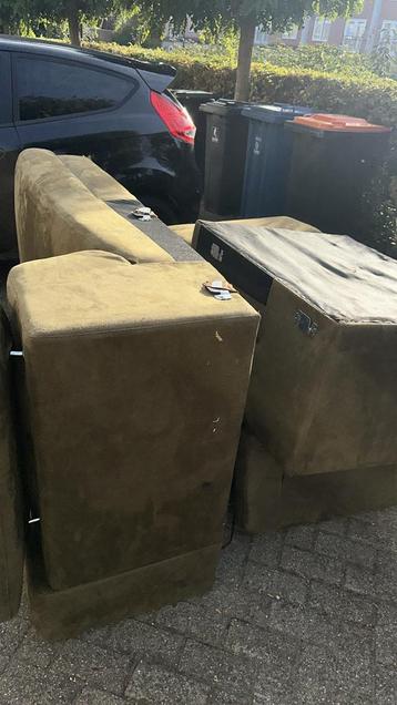 GRATIS. Gebruikte bank, met elketrisch deel beschikbaar voor biedingen