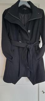 Zwarte jas met riem - Maat S, Kleding | Dames, Jassen | Winter, Zwart, Ophalen of Verzenden, Onbekend, Maat 36 (S)
