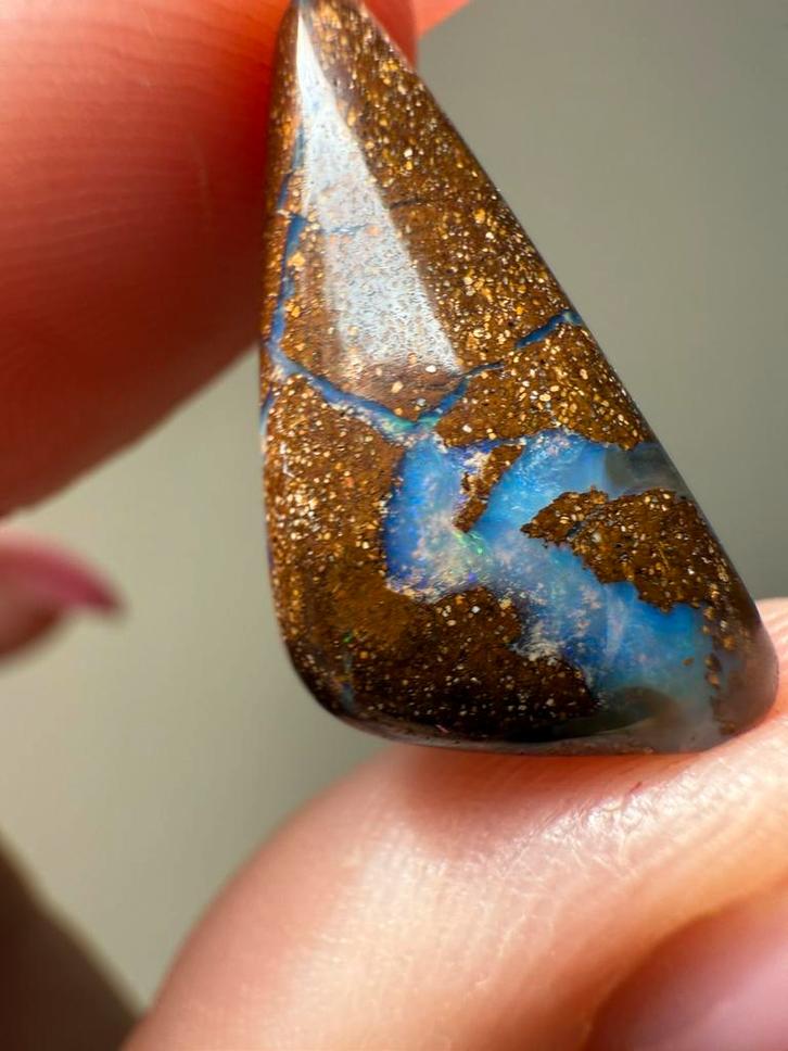 Hele mooie opaal met zachtblauw || bij Edelsteengoed, Verzamelen, Mineralen en Fossielen, Mineraal, Ophalen of Verzenden