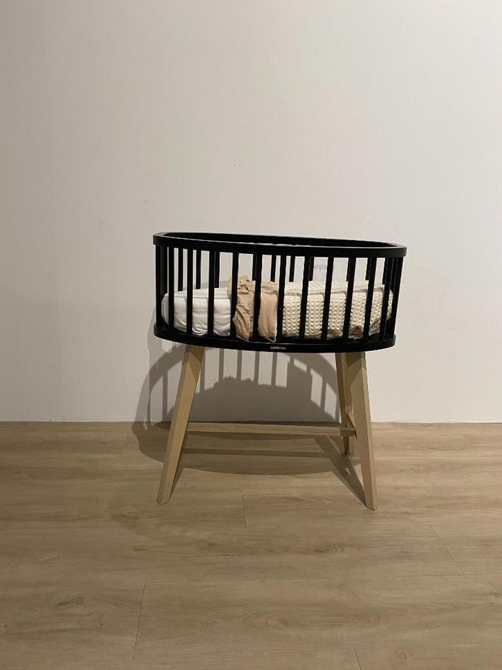 Kidsmill Lars Wieg Zwart / Eiken met matras, Kinderen en Baby's, Kinderkamer | Bedden, Zo goed als nieuw, Minder dan 140 cm, Minder dan 70 cm